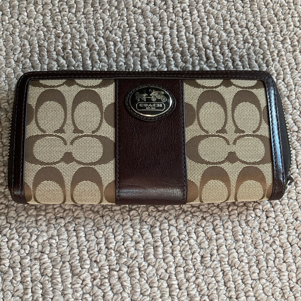 COACH Essential Slim Zip Around Women’s Wallet